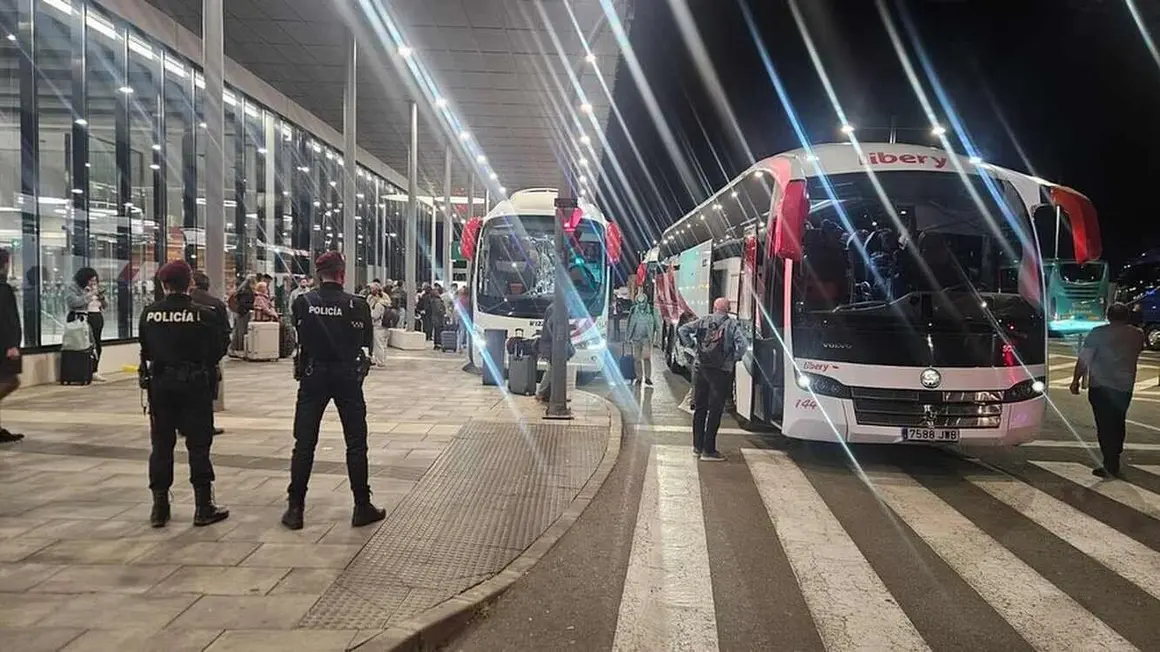 Los servicios de Policía Local así como el resto de equipo de Emergencia han trabajado con intensidad en León y Provincia durante toda la noche. Fotos: Ayto León