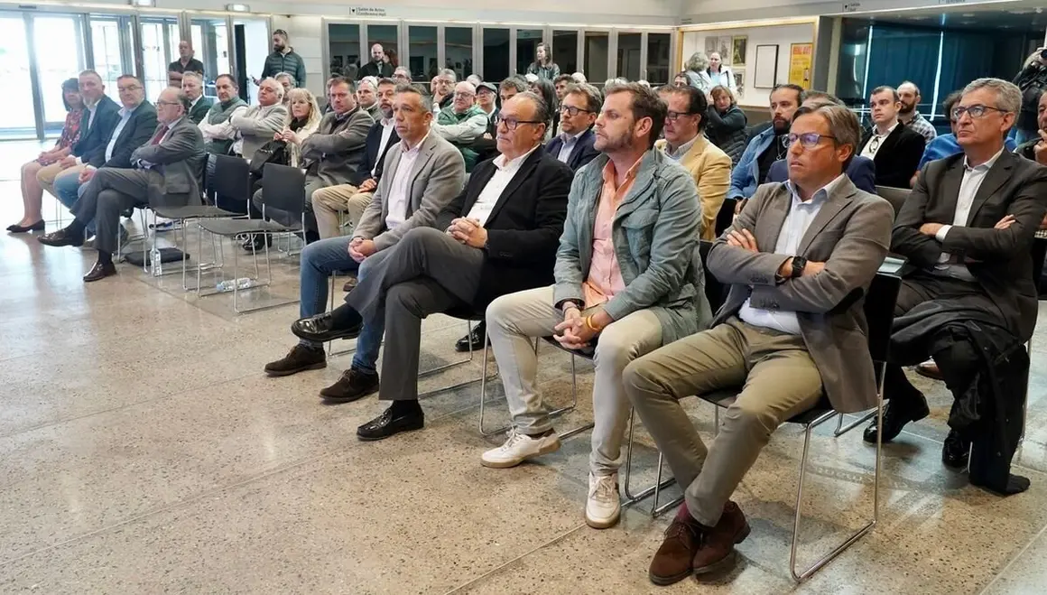 El consejero de Medio Ambiente, Vivienda y Ordenación del Territorio, Juan Carlos Suárez-Quiñones, y el presidente de la Diputación de León, Gerardo Álvarez Courel, presentan los equipamientos turísticos en espacios naturales. Fotos: Campillo.