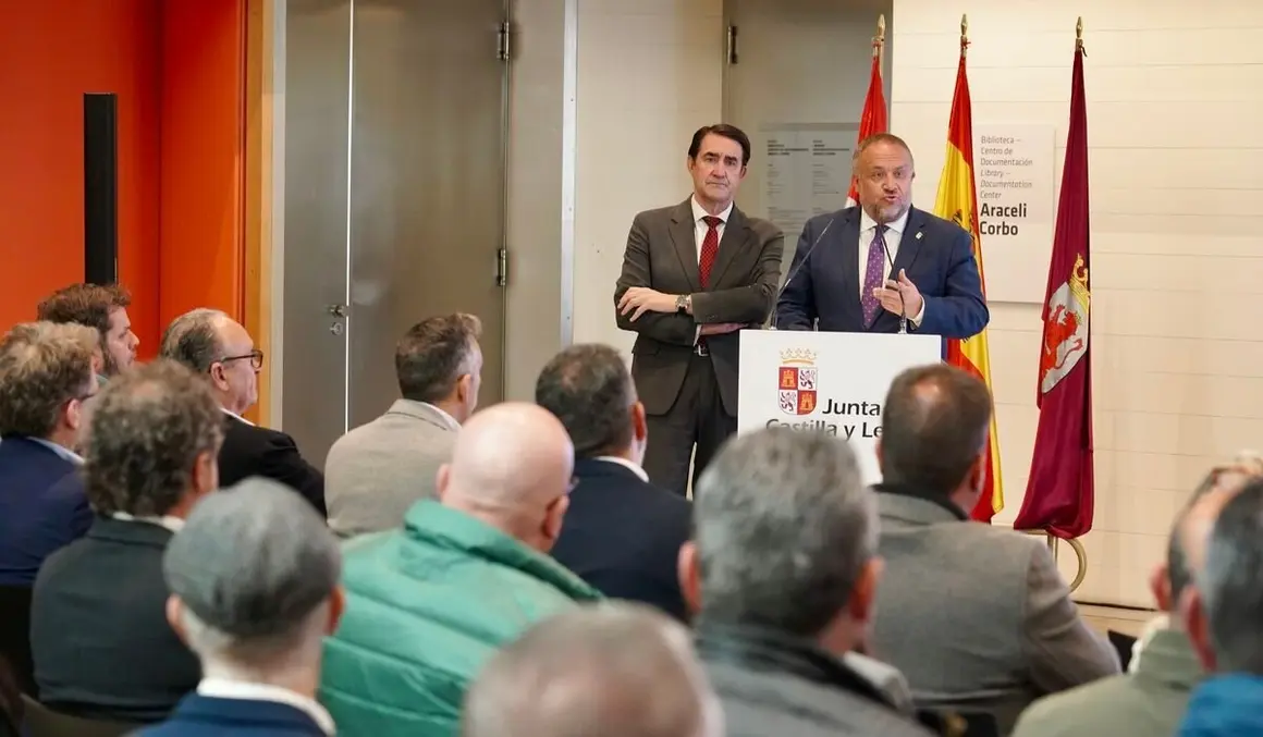 El consejero de Medio Ambiente, Vivienda y Ordenación del Territorio, Juan Carlos Suárez-Quiñones, y el presidente de la Diputación de León, Gerardo Álvarez Courel, presentan los equipamientos turísticos en espacios naturales. Fotos: Campillo.