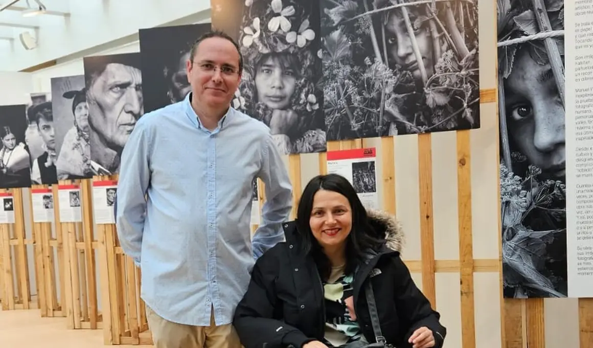 El fotógrafo Pascual Marín junto a la concejala de cultura del Ayuntamiento de Zamora, Eugenia Cabezas.
