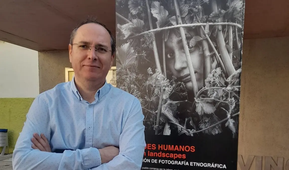 Pascual Marín a la entrada de la exposición.