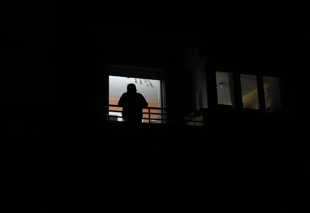 Vecinos de Ponferrada, asomados a  las ventanas, durante el apagón. Foto: César Sánchez