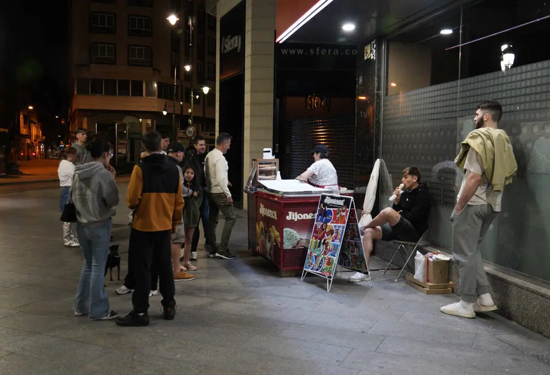 Noche a oscuras en algunas zonas de la ciudad de Ponferrada debido al apagón masivo. Foto: César Sánchez.
