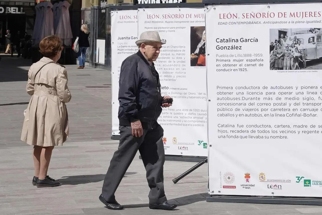 La calle Legio VII de León ha sido este martes el escenario de la inauguración oficial de la exposición urbana “León, Señorío de Mujeres”, un proyecto divulgativo que pone en primer plano el papel fundamental de las mujeres en la historia de la provincia. Foto: Campillo