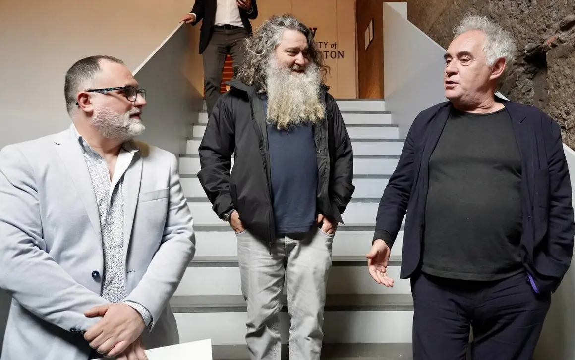 Ferrán Adriá participa junto al enólogo Raúl Pérez en el encuentro 'De tú a tú' con hosteleros leoneses organizado por CaixaBank y la asociación Hostelería de León. Foto: Campilo