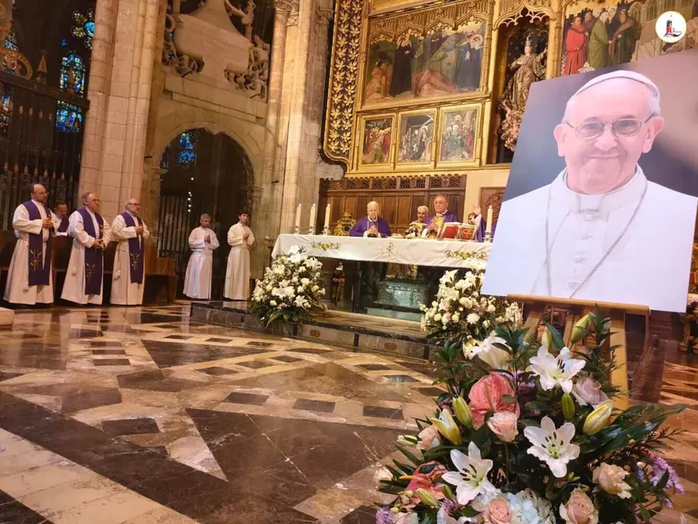 La Catedral de León ha acogido una solemne eucaristía por el papa Francisco con la presencia de cientos de fieles. Fotos: Ayto León | Obispado | Heraldo de León