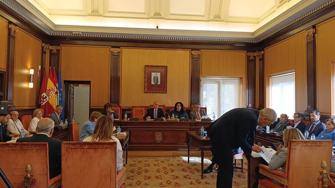 El Ayuntamiento de León ha aprobado en el Pleno celebrado este miércoles una modificación presupuestaria para dar cumplimiento a una sentencia condenatoria que le obliga a abonar 1.304.187,67 euros a la junta de compensación del Polígono de La Lastra. Fotos: Isabel Alonso