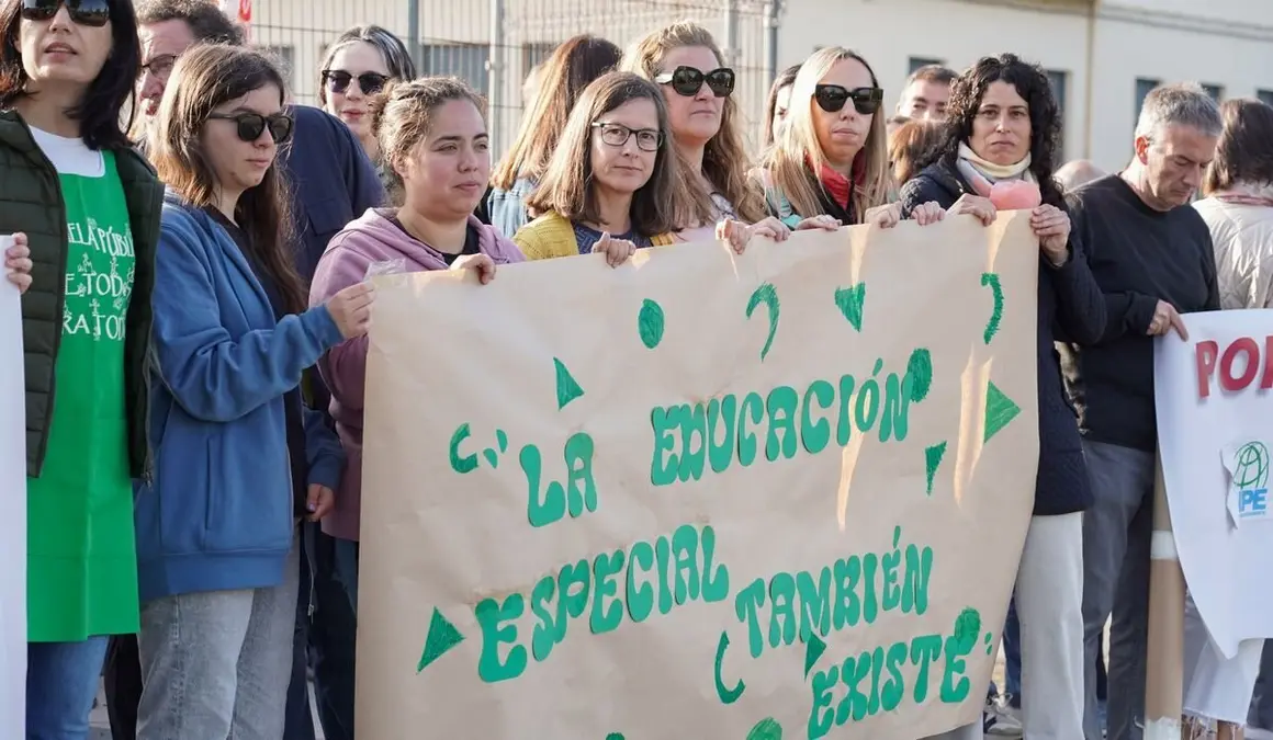 La Junta de Personal Docente y el Comité de Empresa de Educación de León se concentra para denunciar la situación del Colegio de Educación Especial Nuestra Señora del Sagrado Corazón de León