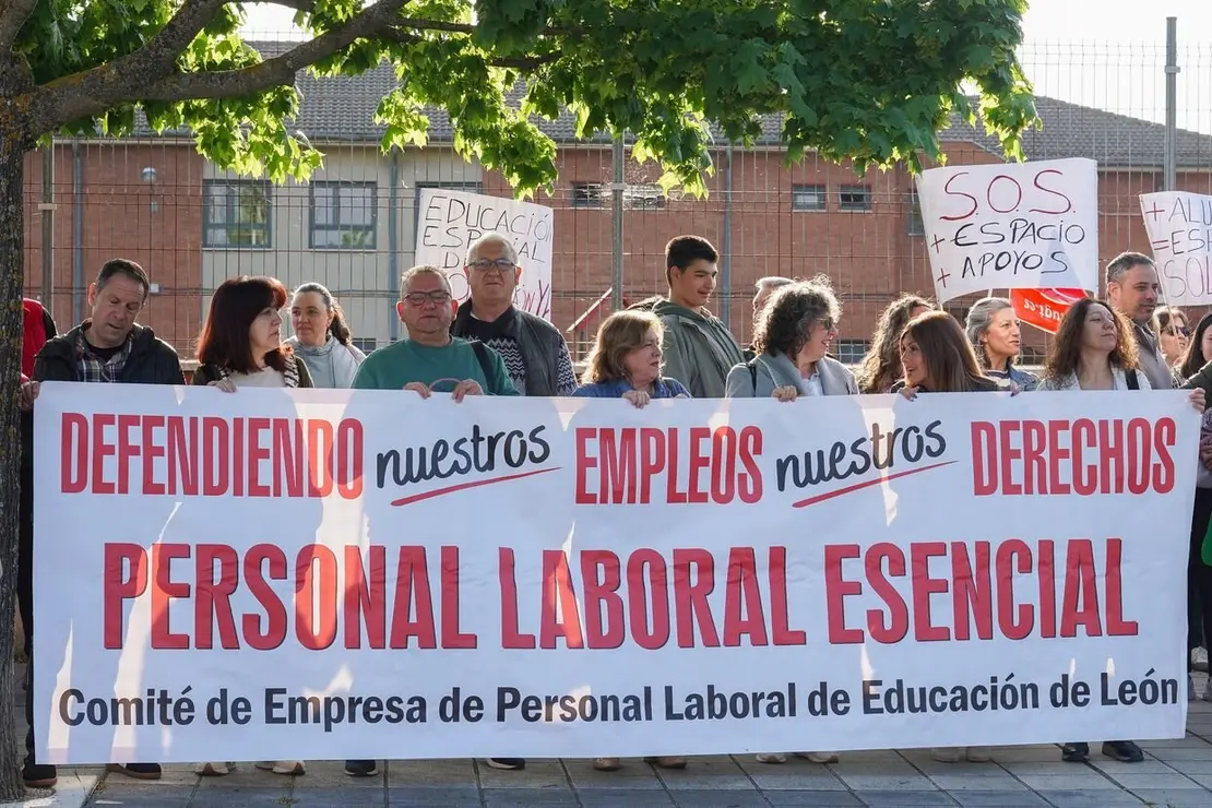 La Junta de Personal Docente y el Comité de Empresa de Educación de León se concentra para denunciar la situación del Colegio de Educación Especial Nuestra Señora del Sagrado Corazón de León