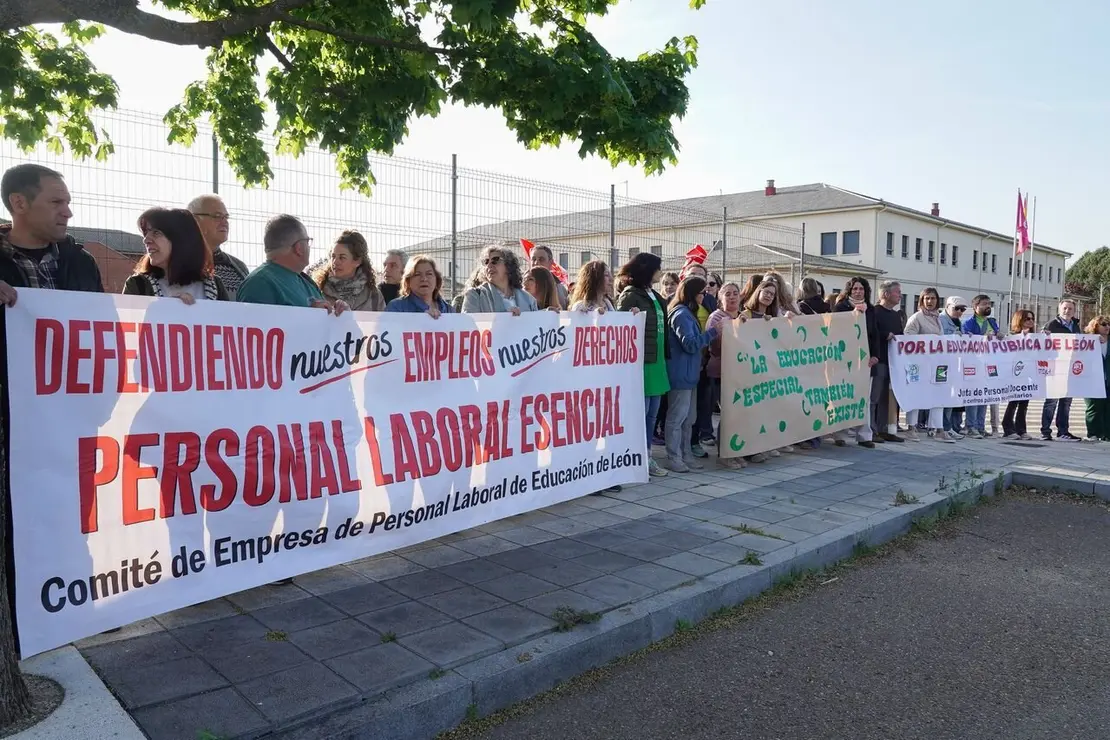 La Junta de Personal Docente y el Comité de Empresa de Educación de León se concentra para denunciar la situación del Colegio de Educación Especial Nuestra Señora del Sagrado Corazón de León