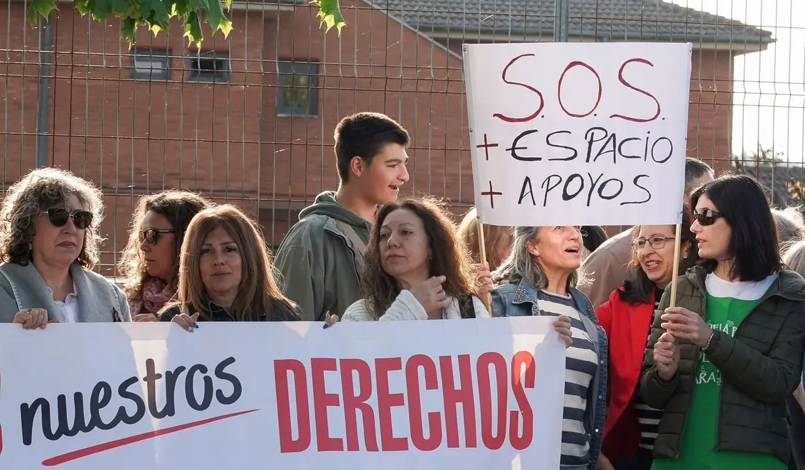 La Junta de Personal Docente y el Comité de Empresa de Educación de León se concentra para denunciar la situación del Colegio de Educación Especial Nuestra Señora del Sagrado Corazón de León. Foto: Campillo.