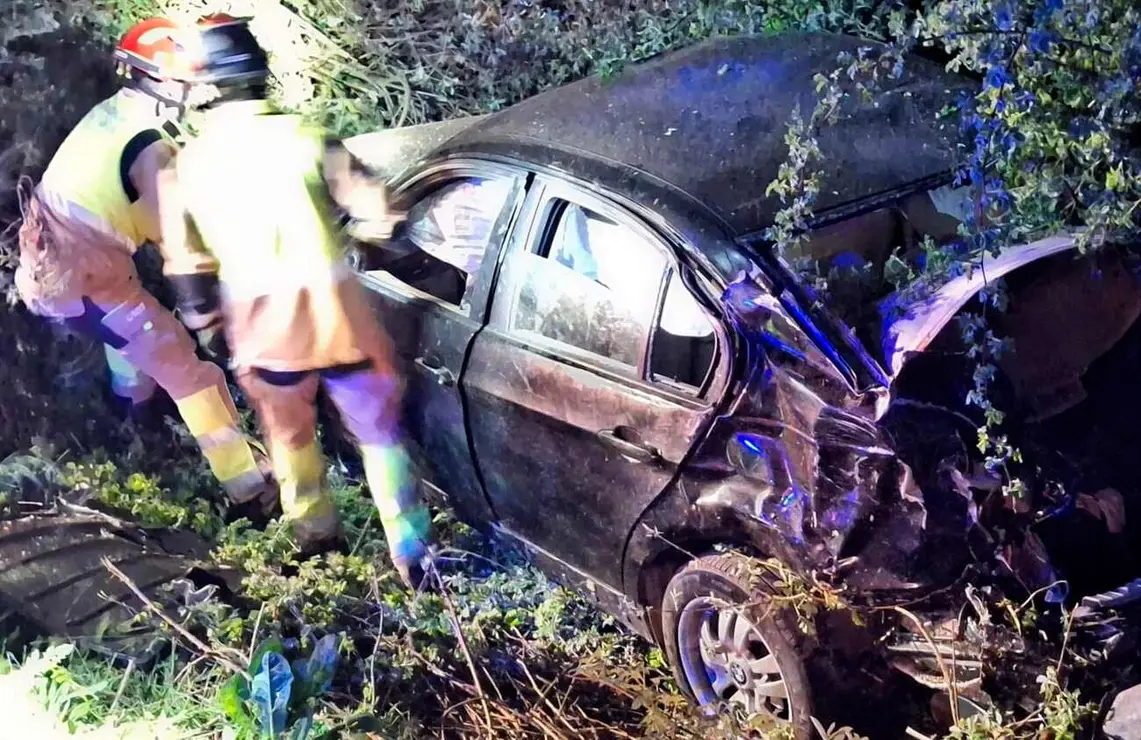 Un varón de unos 50 años falleció en la tarde de ayer como consecuencia de un accidente de tráfico registrado en el kilómetro 5 de la LE-443, en la localidad leonesa de Villadangos del Páramo. Fotos: Bomberos León