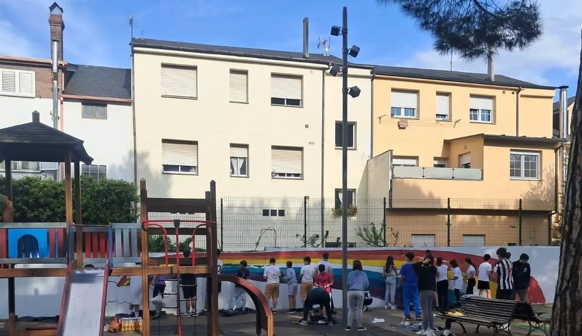 Mantenimiento del mural del parque.