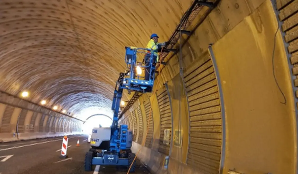 Hastial derecho cableado iluminación permanente en Neira.