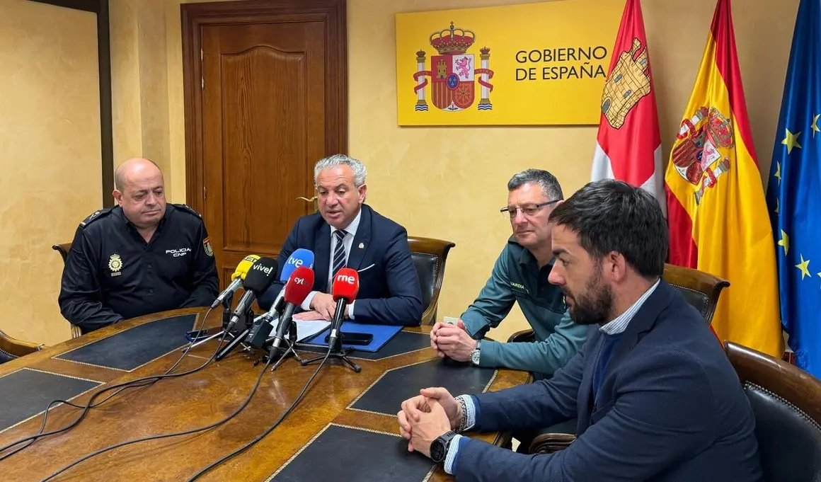 Nicanor Sen preside una reunión de análisis y evaluación de las actuaciones y protocolos desplegados en Castilla y León durante la emergencia energética.4