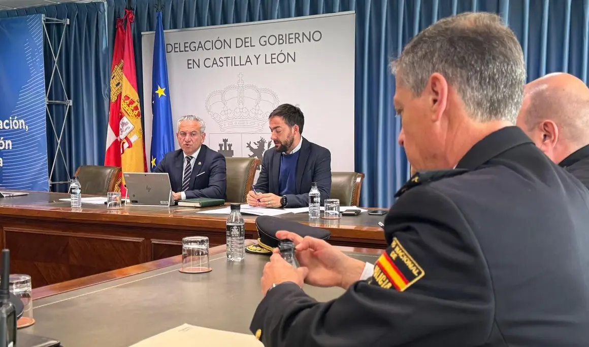 Nicanor Sen preside una reunión de análisis y evaluación de las actuaciones y protocolos desplegados en Castilla y León durante la emergencia energética.2