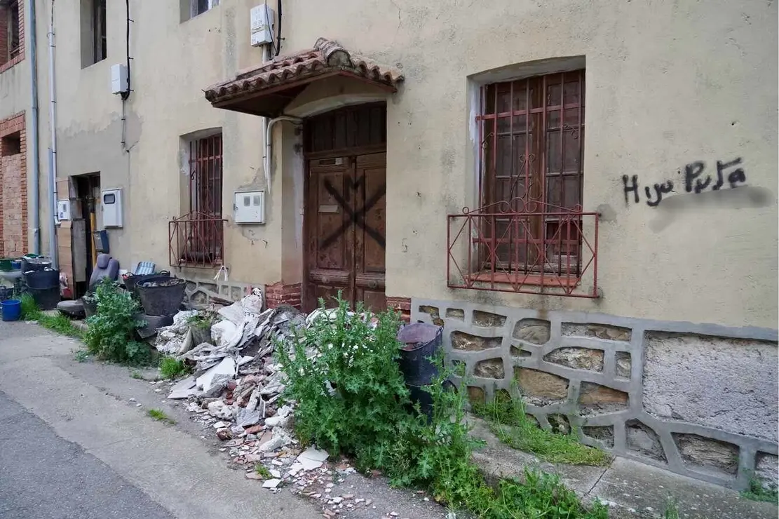 "Se veía venir: tenía una M de muerte escrita en la puerta", dicen los vecinos de Sorribos de Alba. Fotos: Campillo