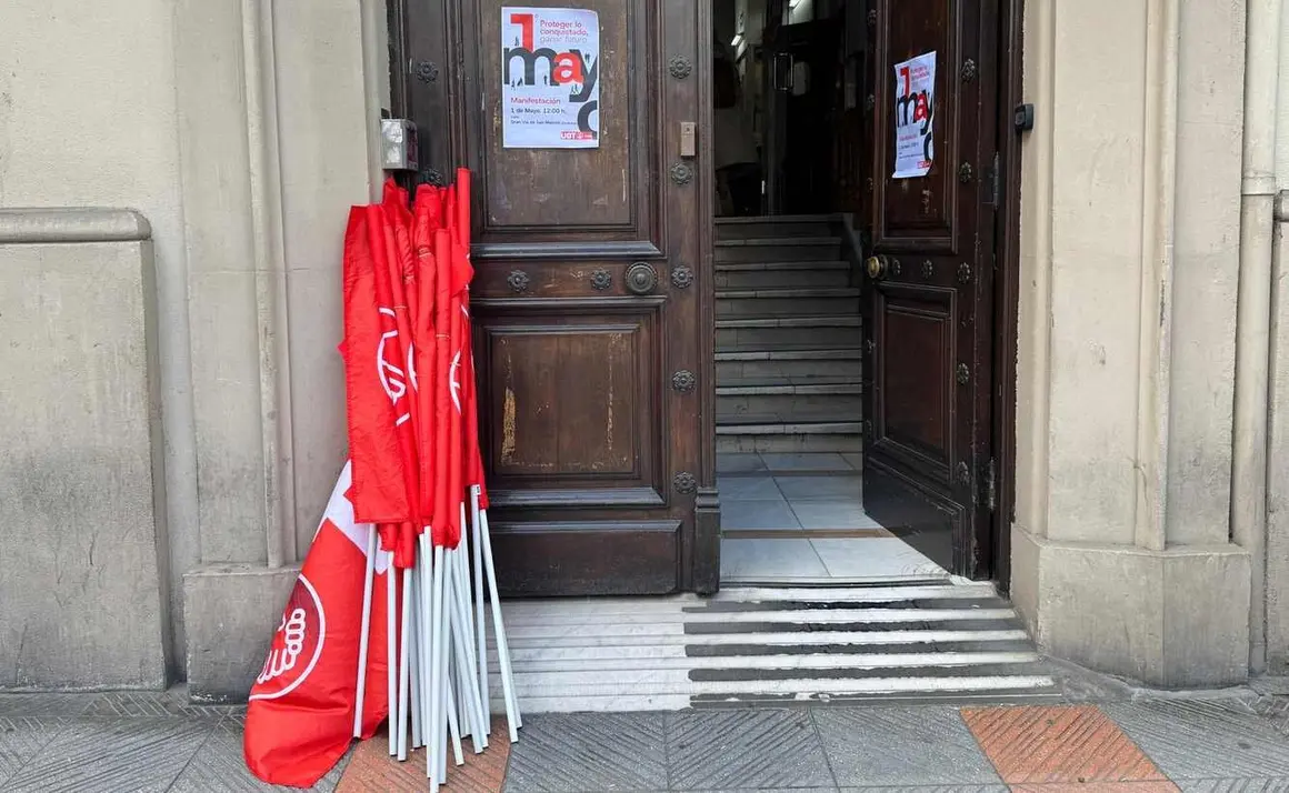 Banderas y carteles en las puertas del sindicato UGT en León en la antesala de la manifestación.