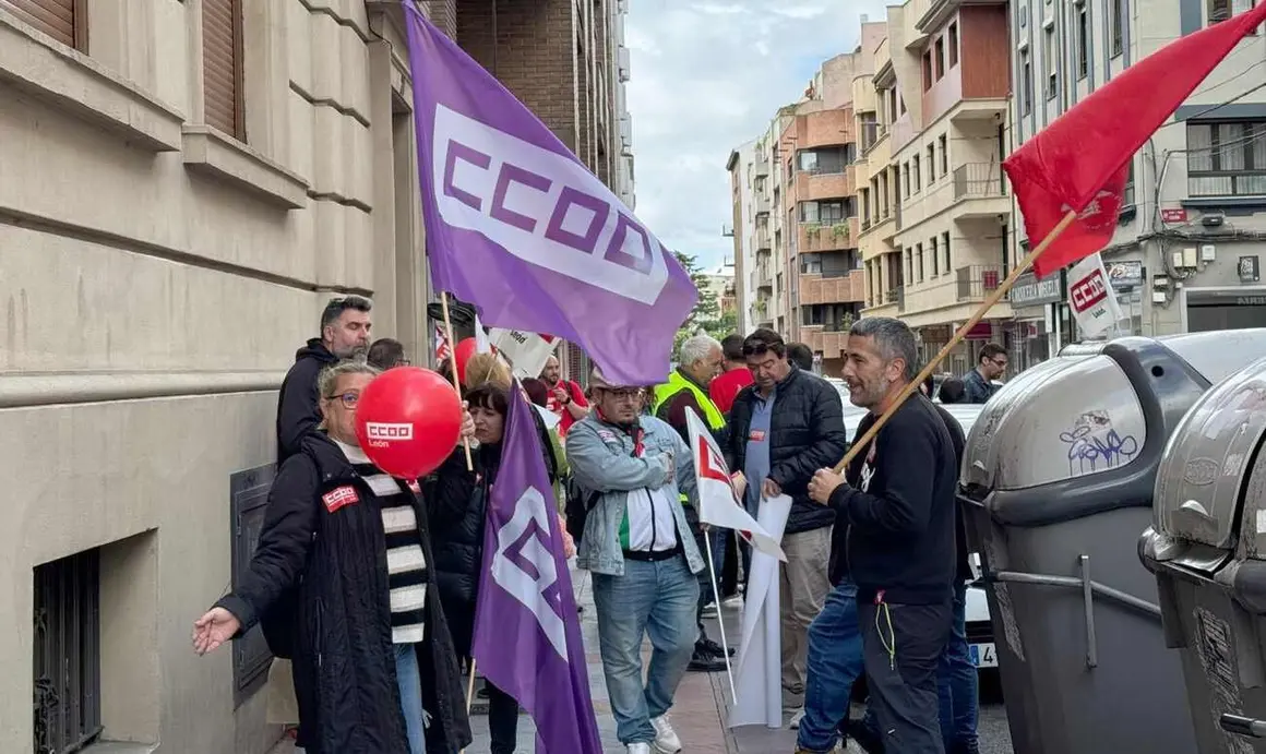 Sindicalistas de CCOO en la antesala de la manifestación.