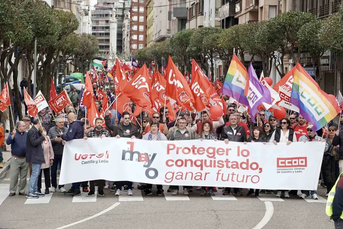 Sindicatos, representantes políticos y ciudadanía se unieron en una multitudinaria manifestación del 1º de Mayo para pedir un Plan de Emergencia de Inversión Pública que reactive la economía leonesa y frene su declive estructural