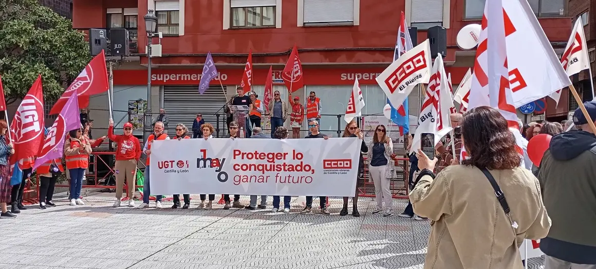La manifestación de Ponferrada congrega a cientos de personas con demandas clave: una jornada laboral más corta y una revisión profunda del despido improcedente.