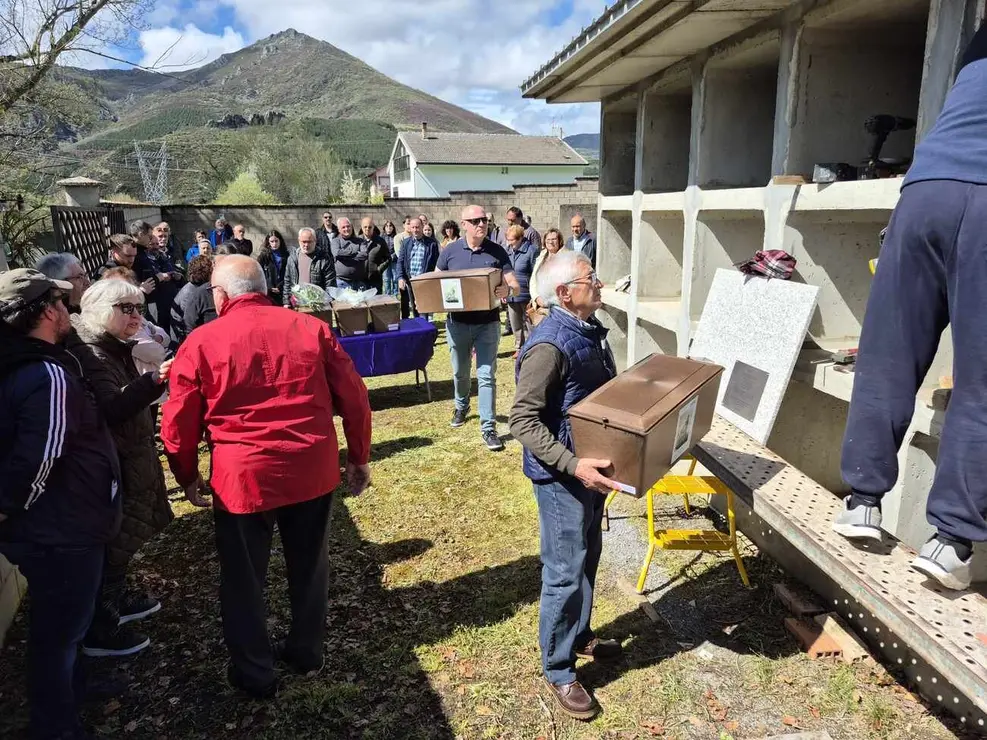 La ARMH entrega los restos de 14 personas exhumadas en fosas comunes de Busdongo y Sena de Luna (León)