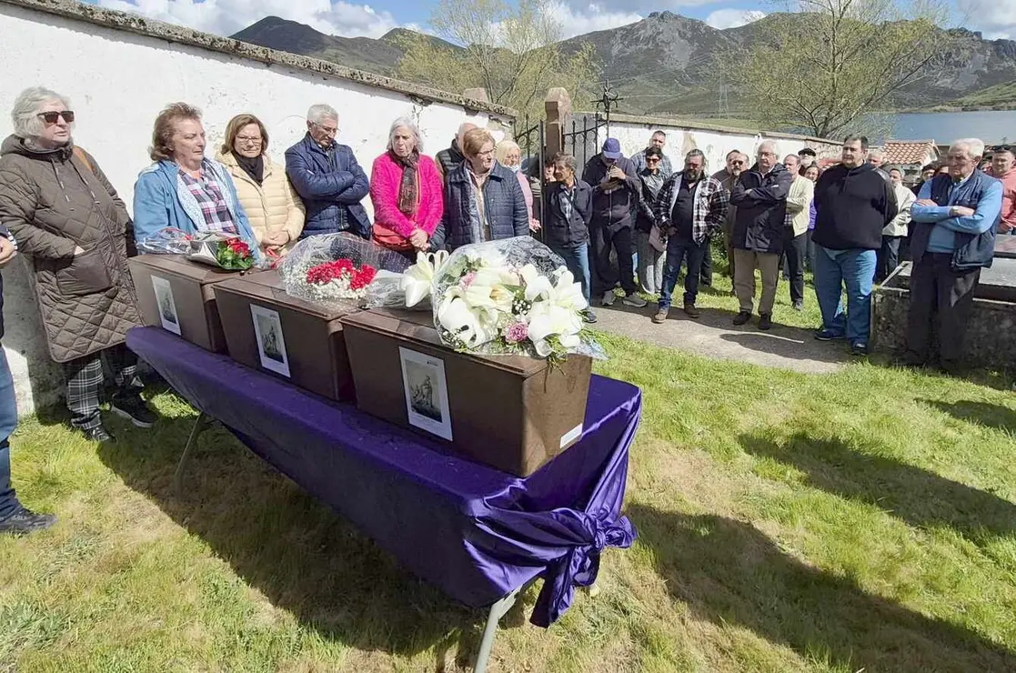 La ARMH entrega los restos de 14 personas exhumadas en fosas comunes de Busdongo y Sena de Luna (León)