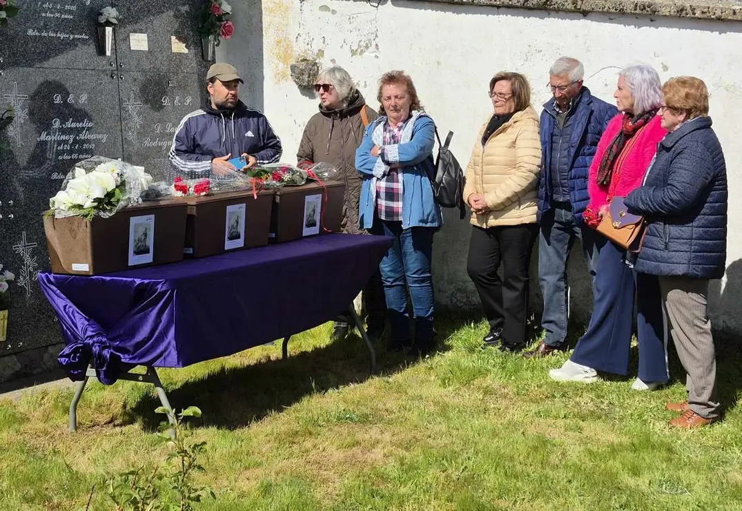 La ARMH entrega los restos de 14 personas exhumadas en fosas comunes de Busdongo y Sena de Luna (León)