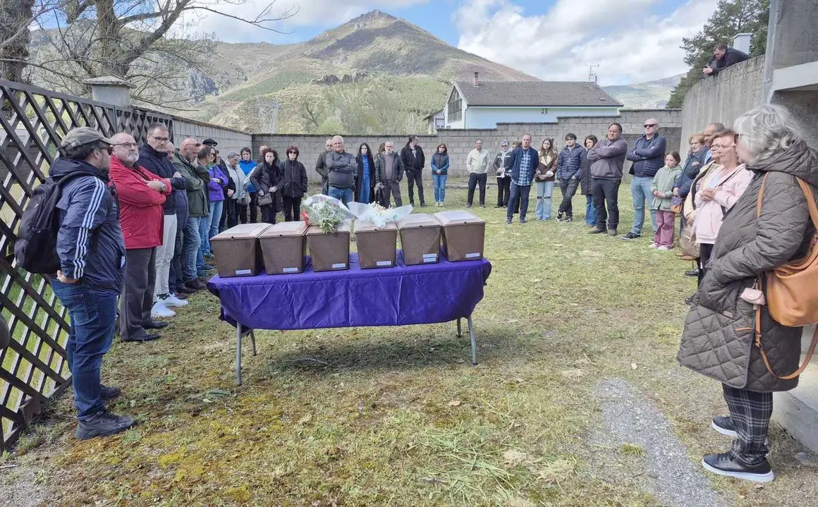 La ARMH entrega los restos de 14 personas exhumadas en fosas comunes de Busdongo y Sena de Luna (León)