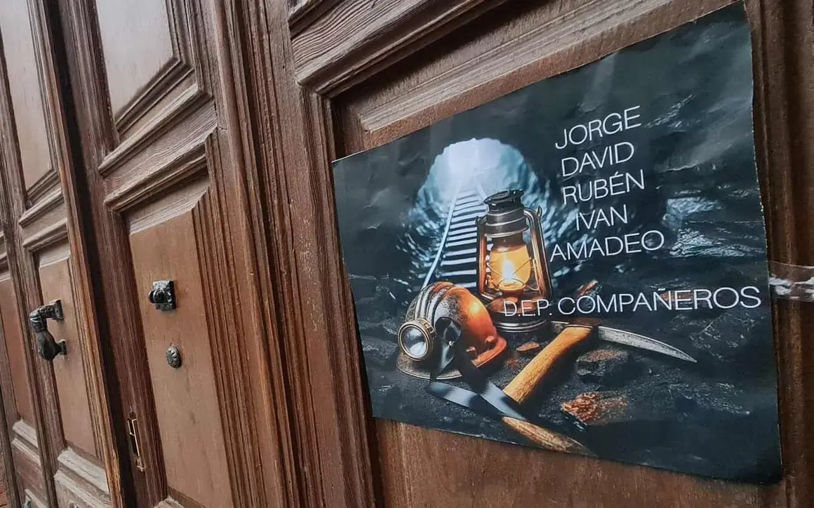 Carteles recordando a los fallecidos a las puertas de las oficinas de la empresa.
