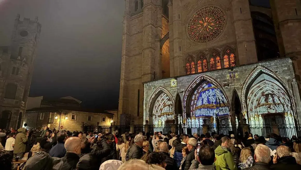 Cientos de personas, luz, color y aplausos. La Catedral de León, como nunca se había visto. Fotos: Silvia González