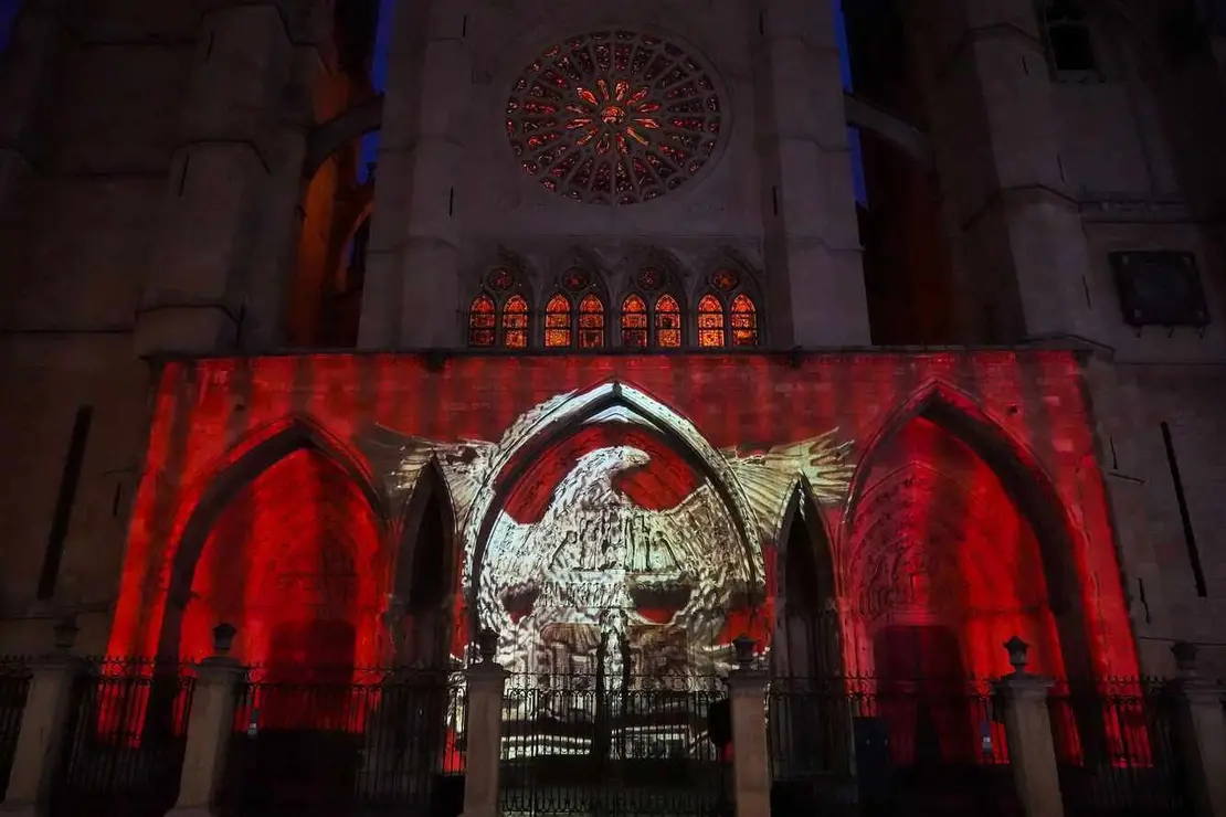 Primera proyección en el pórtico occidental de la Catedral que lleva a cabo el Ayuntamiento de León con la colaboración del Cabildo Catedralicio