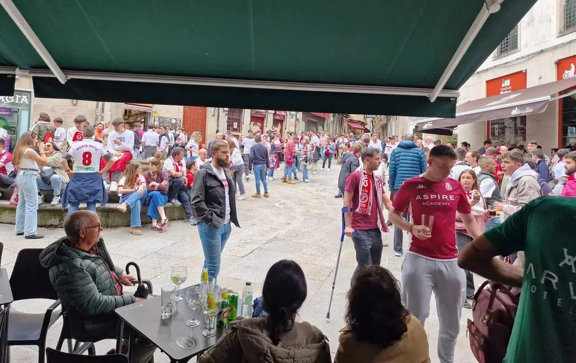 Cientos de aficionados leoneses inundan las calles de la capital Orensana en la antesala del encuentro de la Cultural en O Couto.