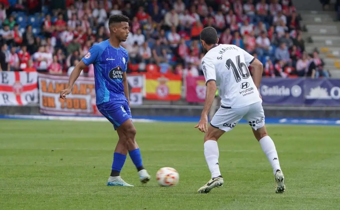 La Cultural pierde su "final" y cae ante el Ourense. El equipo de Llona, víctima de un nuevo error en el primer arreón del encuentro, pierde en un encuentro clave. Fotos: Isaac Llamazares | Heraldo de León