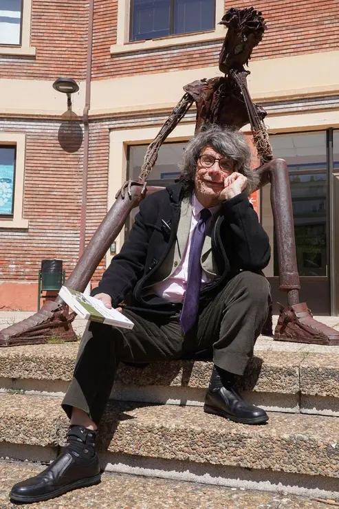 El escritor y periodista Eduardo Aguirre, presenta su ensayo 'Cervantes y la ternura humorística'. Foto: Campillo.