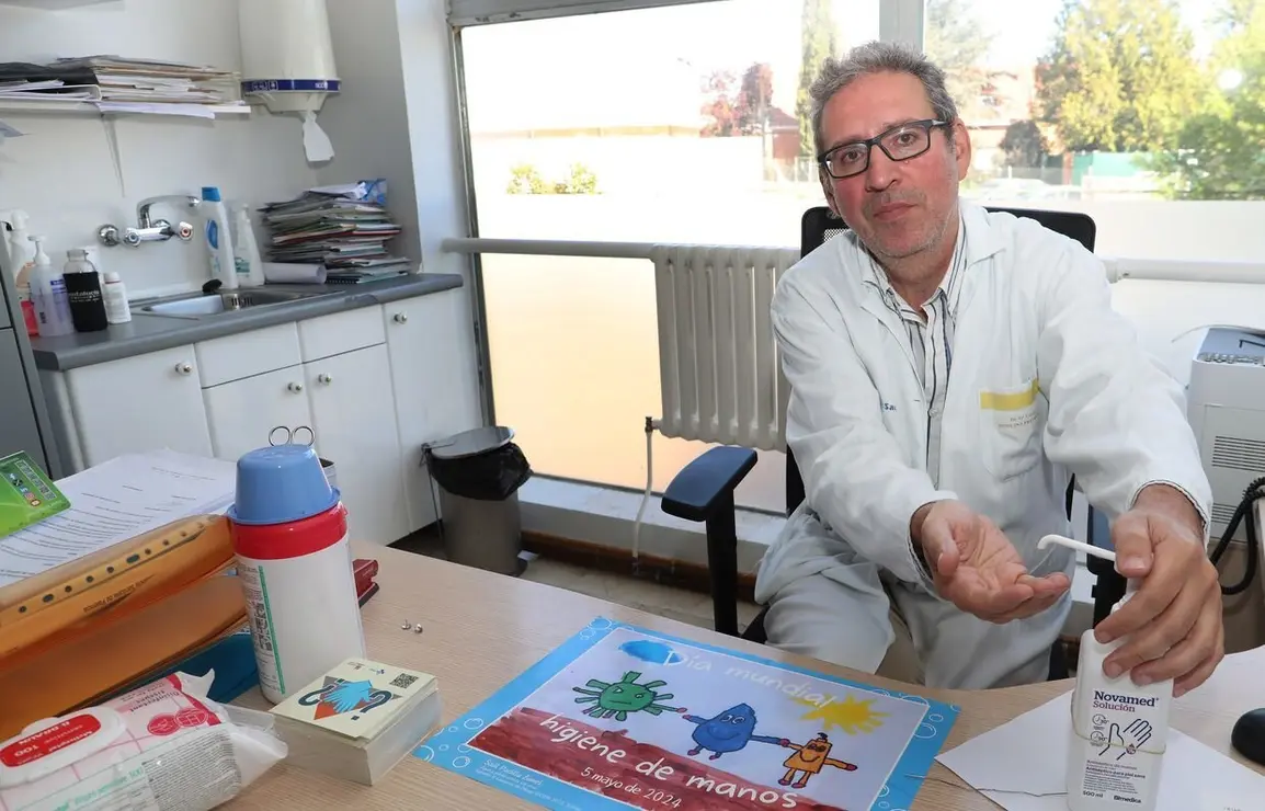 El doctor de Medicina Preventina y responsable de Higiene de manos en el Complejo Asistencial Universitario de Palencia , el dr.  Julio García Crespo