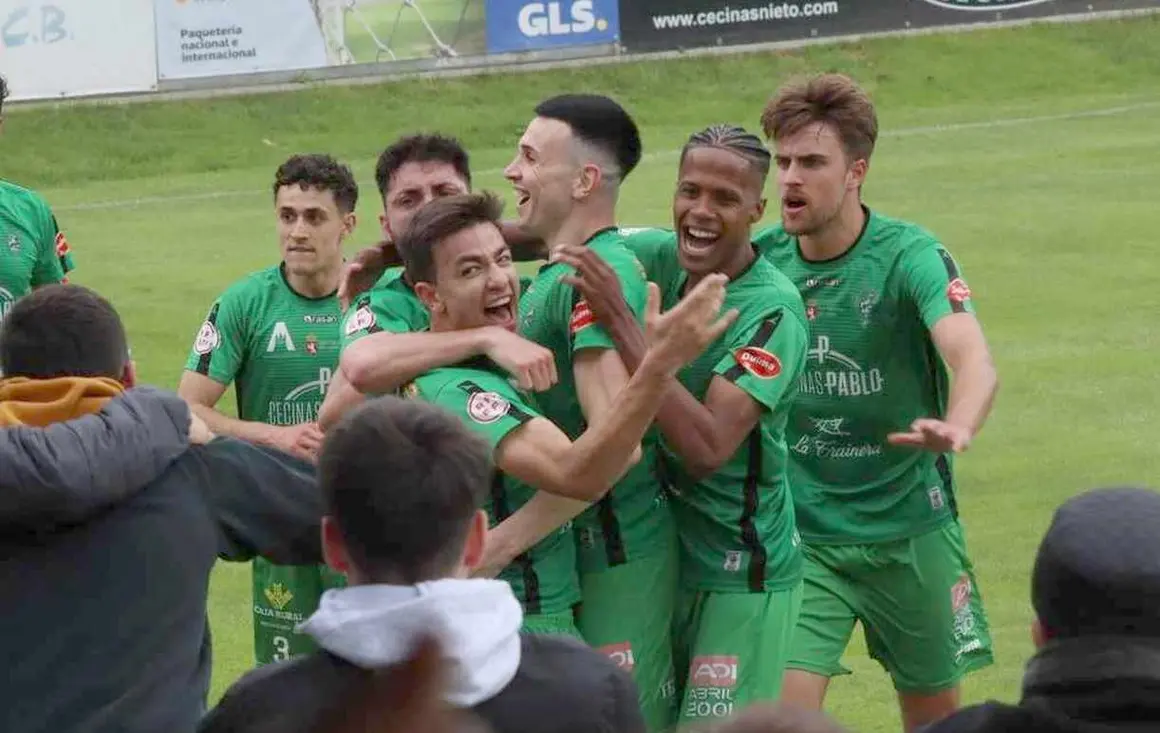 El equipo maragato culmina una temporada brillante con 75 puntos y depende de una carambola improbable para que se le escape el ascenso; su saber hacer y regularidad lo colocan en la élite del fútbol aficionado.