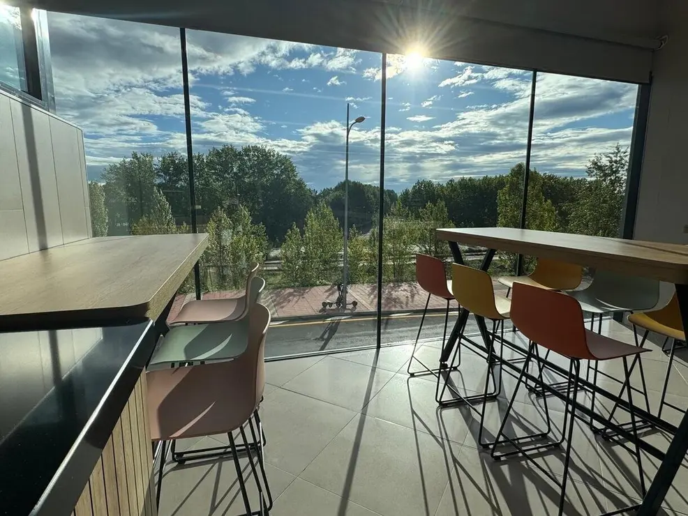 Mercadona inaugura en Oteruelo su primer supermercado con comedor y vistas en León. La cadena valenciana abre un nuevo modelo de tienda más moderno y confortable, con zona de descanso y apuesta por la sostenibilidad.