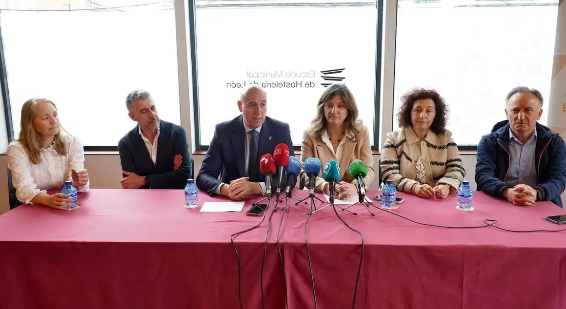 El alcalde de León, José Antonio Diez, y la rectora de la Universidad de León, Nuria González, presentan del Grado en Ciencias Gastronómicas de la ULE