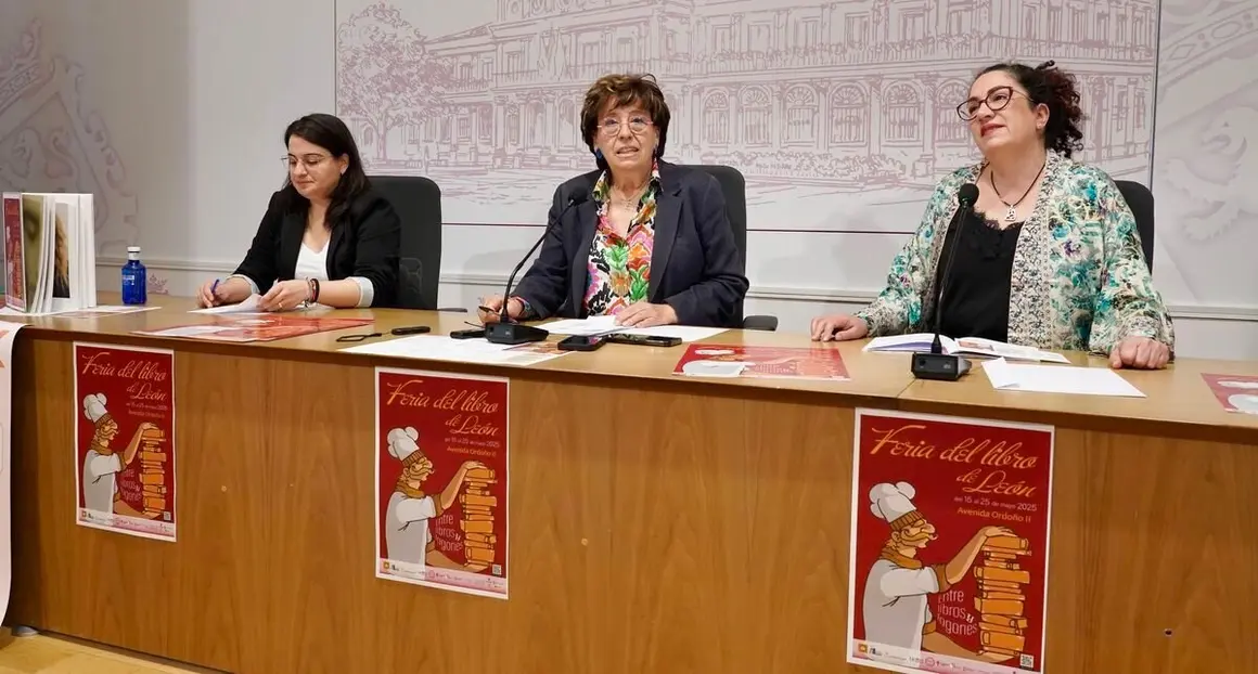 La concejala de Acción y Promoción Cultural, Elena Aguado, la presidenta de la Asociación de Libreros, Sandra Llamas, y la secretaria de la entidad, Cristina Barrientos, presentan la Feria del Libro 2025