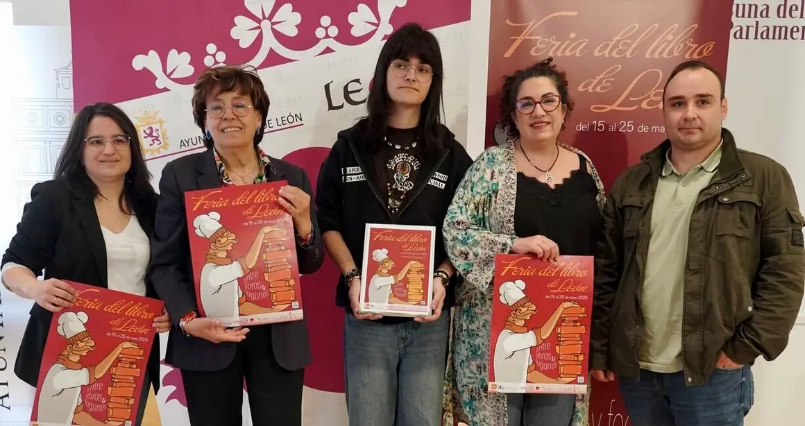 La concejala de Acción y Promoción Cultural, Elena Aguado, la presidenta de la Asociación de Libreros, Sandra Llamas, y la secretaria de la entidad, Cristina Barrientos, presentan la Feria del Libro 2025