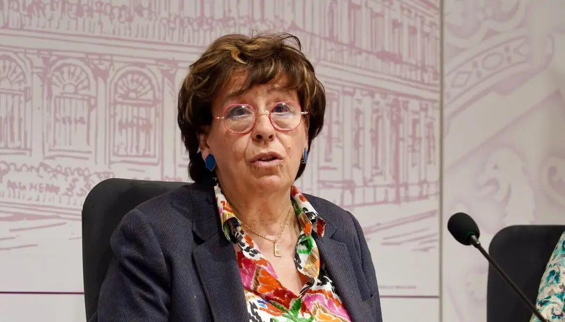 La concejala de Acción y Promoción Cultural, Elena Aguado, la presidenta de la Asociación de Libreros, Sandra Llamas, y la secretaria de la entidad, Cristina Barrientos, presentan la Feria del Libro 2025