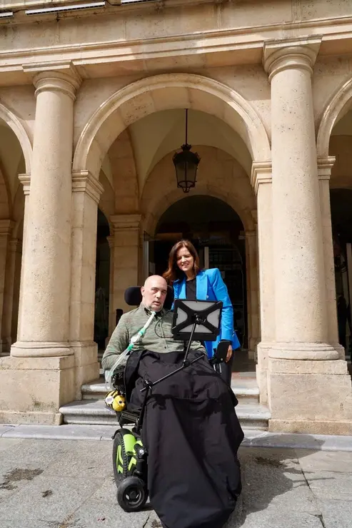 El alcalde de León, José Antonio Diez, preside el acto de entrega del Premio de Comercio Justo a Urbano González Escapa