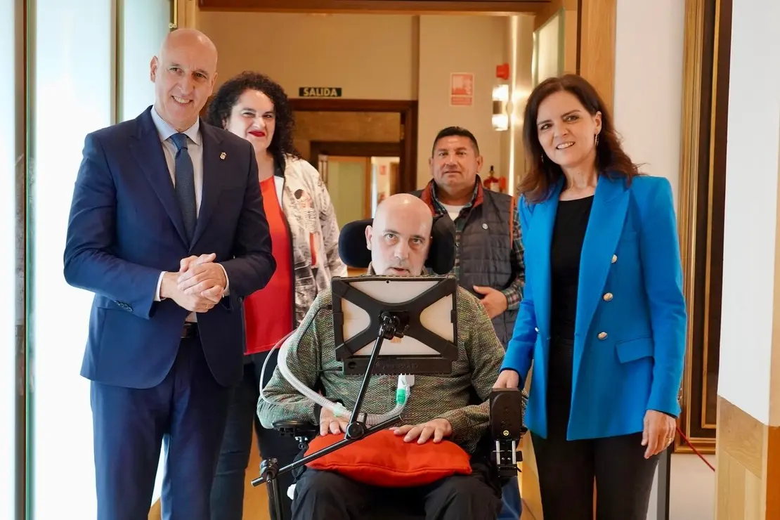 El alcalde de León, José Antonio Diez, preside el acto de entrega del Premio de Comercio Justo a Urbano González Escapa