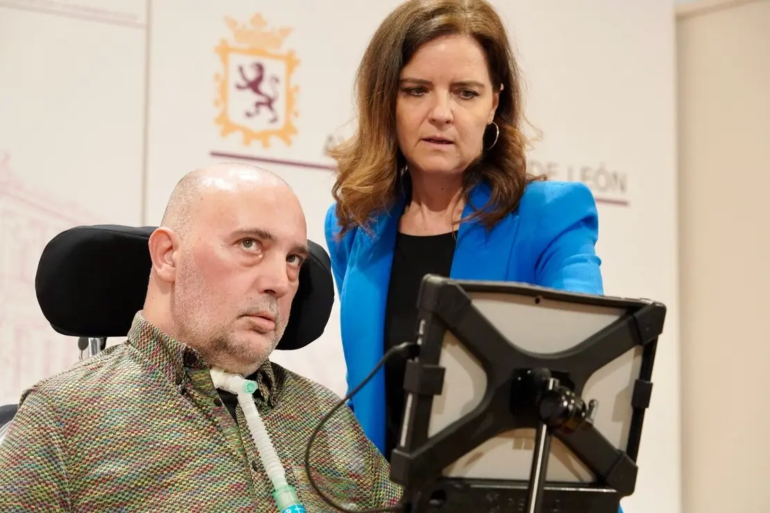 El alcalde de León, José Antonio Diez, preside el acto de entrega del Premio de Comercio Justo a Urbano González Escapa