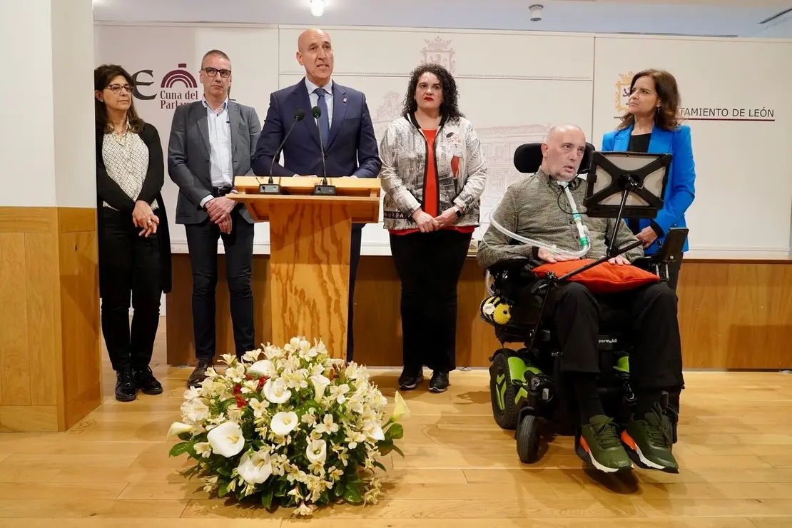 El alcalde de León, José Antonio Diez, preside el acto de entrega del Premio de Comercio Justo a Urbano González Escapa
