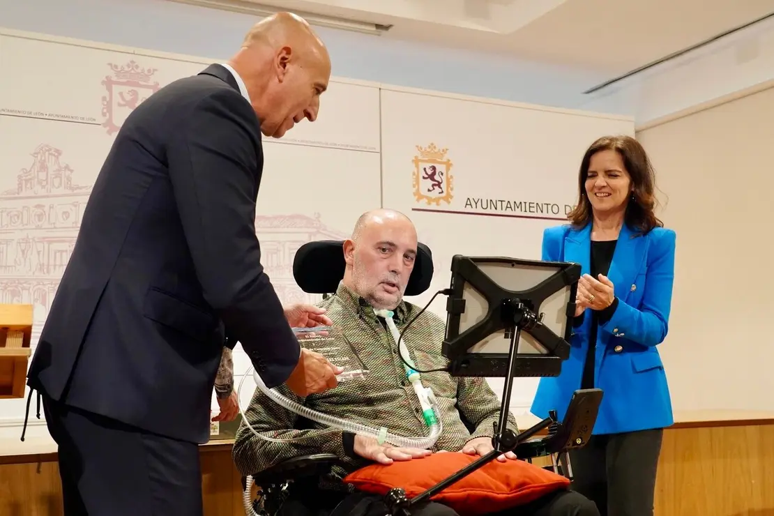 El alcalde de León, José Antonio Diez, preside el acto de entrega del Premio de Comercio Justo a Urbano González Escapa