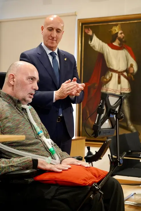 El alcalde de León, José Antonio Diez, preside el acto de entrega del Premio de Comercio Justo a Urbano González Escapa