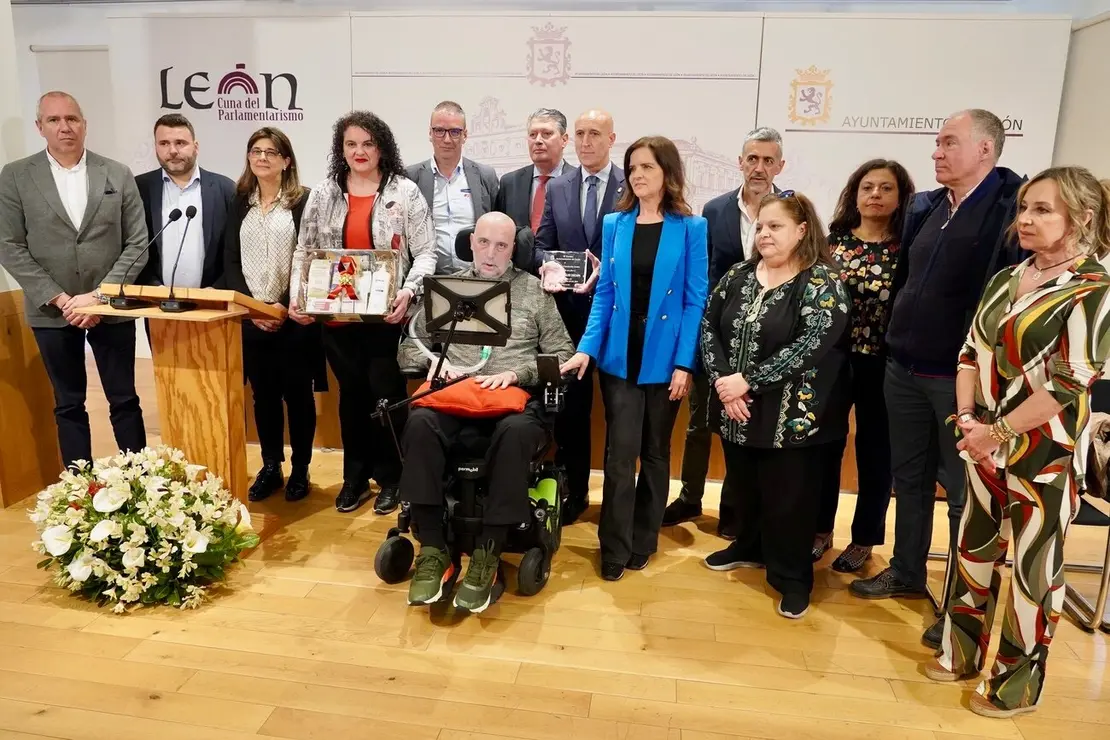 El alcalde de León, José Antonio Diez, preside el acto de entrega del Premio de Comercio Justo a Urbano González Escapa
