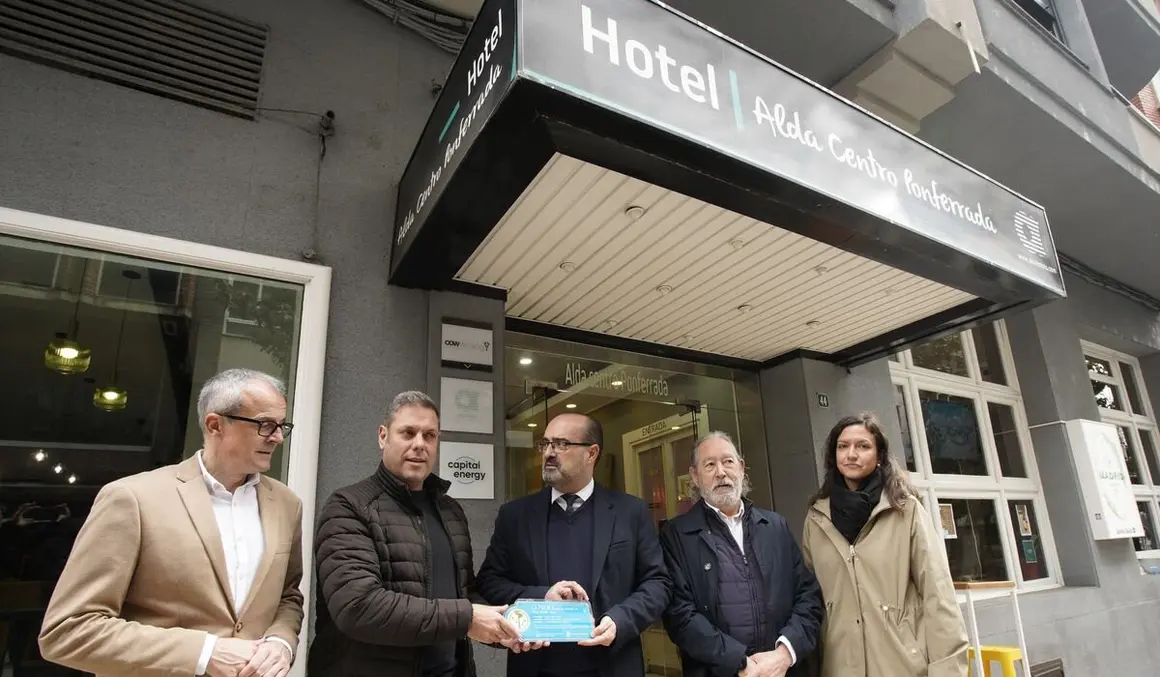 El alcalde de Ponferrada, Marco Morala, el teniente alcalde y concejal de Turismo, Iván Alonso, y el presidente de la Delegación en Ponferrada del Colegio Oficial de Arquitectos de León, Jesús Gorostiza, descubren la primera placa 'Ciudad del Dolar'. Foto: César Sánchez.